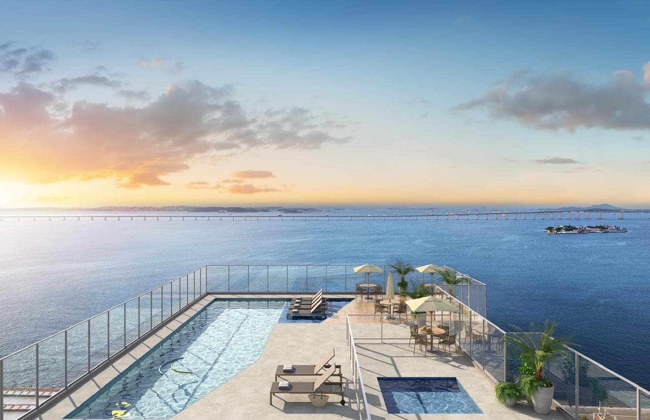 Piscina em terraço com vista panorâmica para o mar e ponte ao fundo.