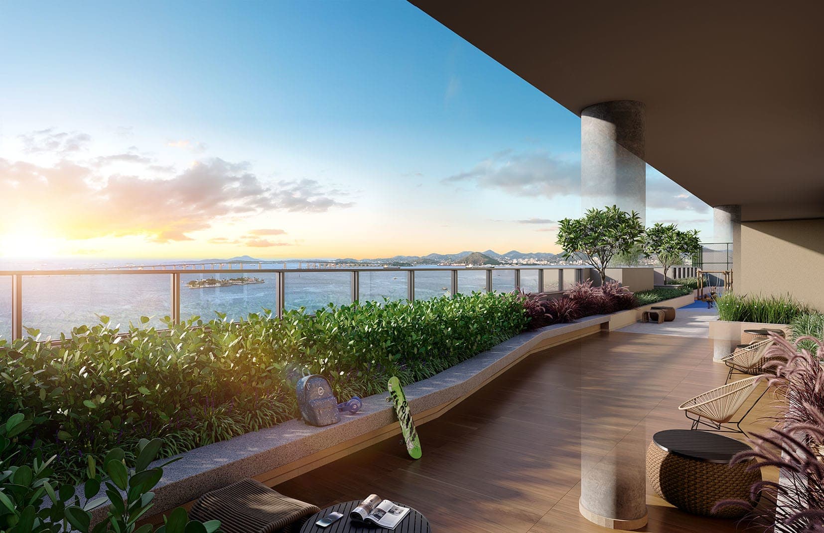 Varanda ampla com piso amadeirado, guarda-corpo de vidro, jardineira com plantas e vista para o mar.